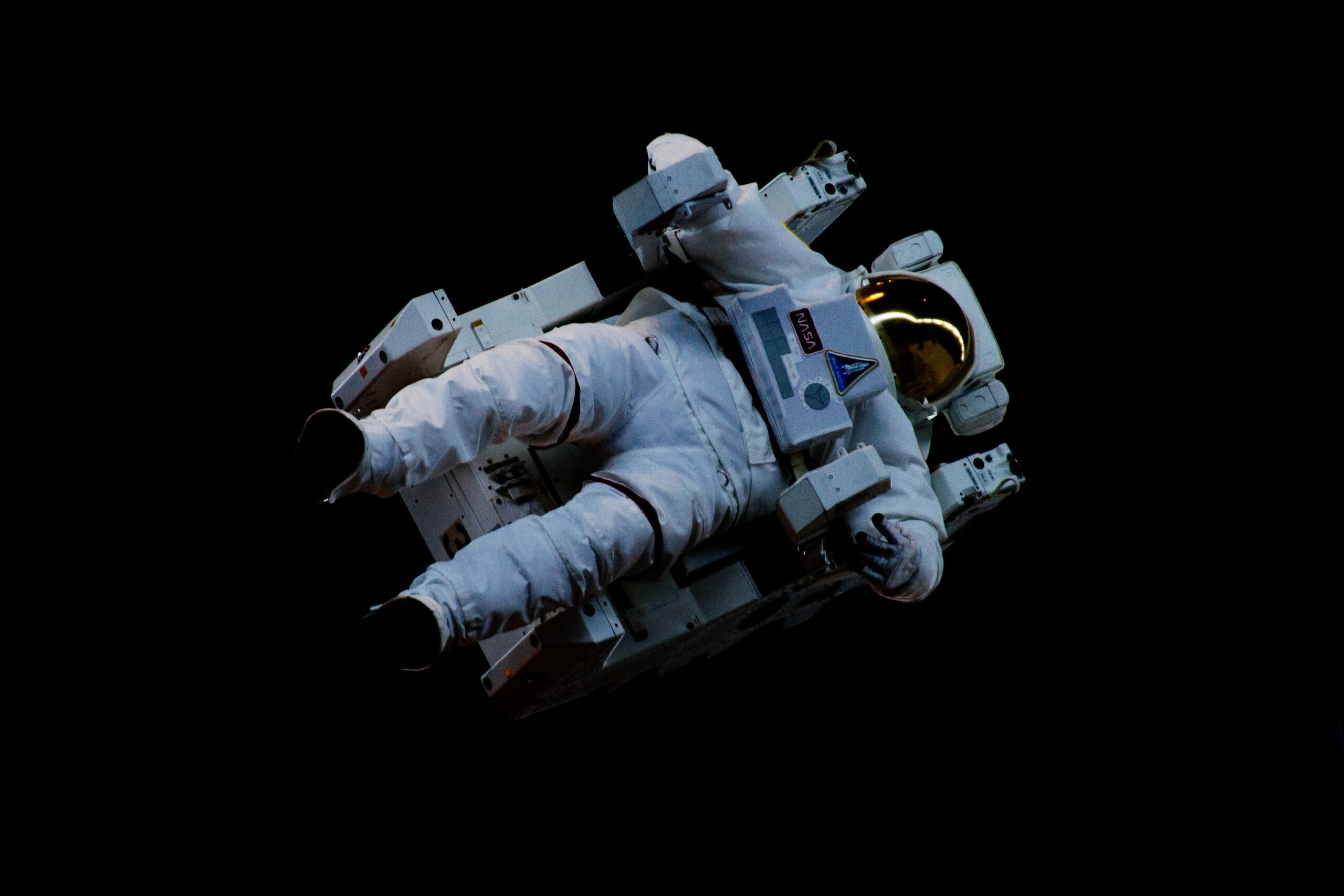 astronaute-dans-espace-confinement